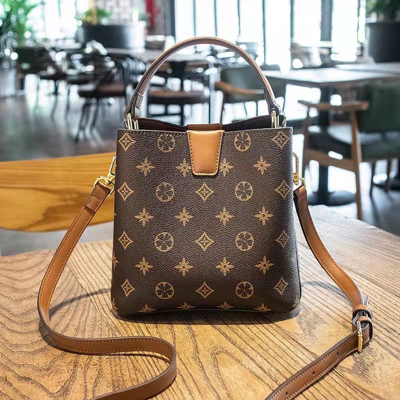 new versatile small handbag for women simple shoulder messenger bag