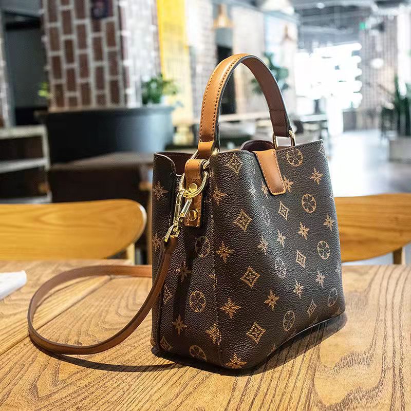 new versatile small handbag for women simple shoulder messenger bag